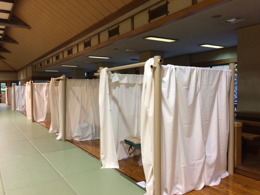 神奈川県立武道館に設置された紙と布でできた間仕切りシステム