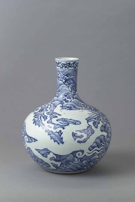 ​《青花龍濤文天球瓶》中国・明時代（15世紀）　　　重要文化財